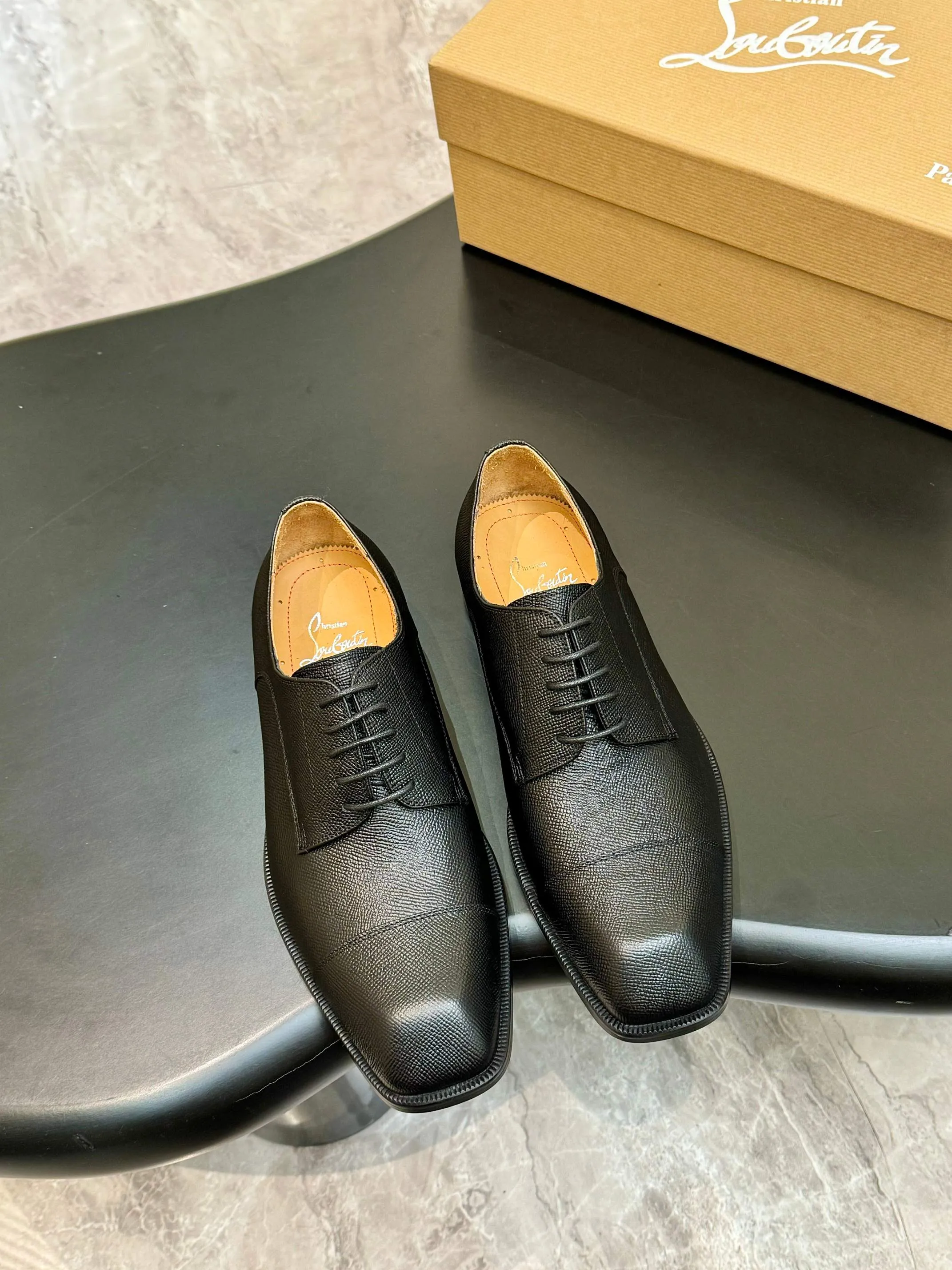 [CL red sole shoes] Top P: 1020💰 Size 39-44 (⚠️38.45.46.47 custom-made, non-returnable and non-exchangeable) 🆑High-end men's business formal leather shoes, original authentic top quality goods ••✅💯 Top original order purchasing agent! Original imported patterned cowhide ➕Imported cowhide lining ➕Cowhide feet ➕Original leather outsole~🉑️Feel free to compare the authentic ones!